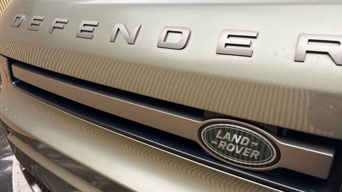 Land Rover Defender 110 Image 24