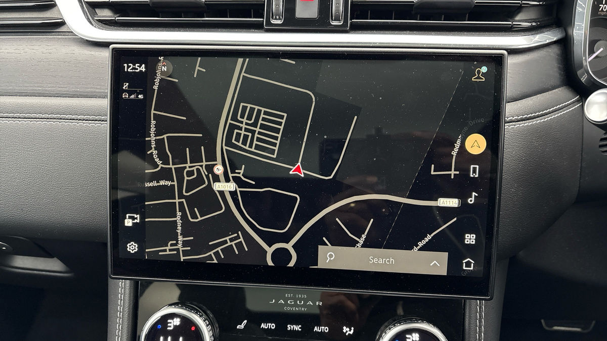 Jaguar F-PACE Image 17