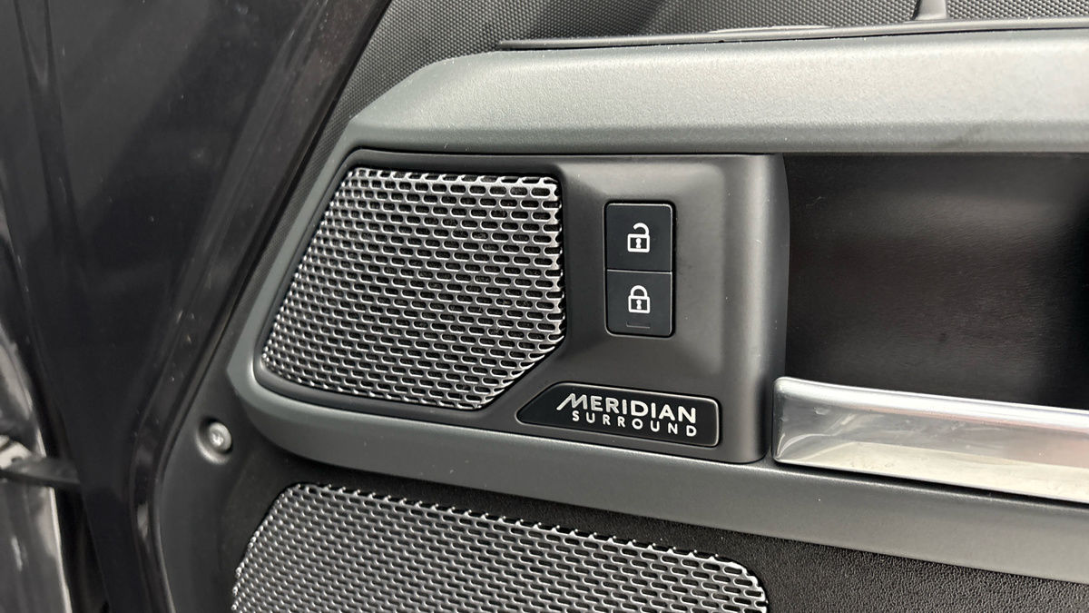 Land Rover Defender 110 Image 26