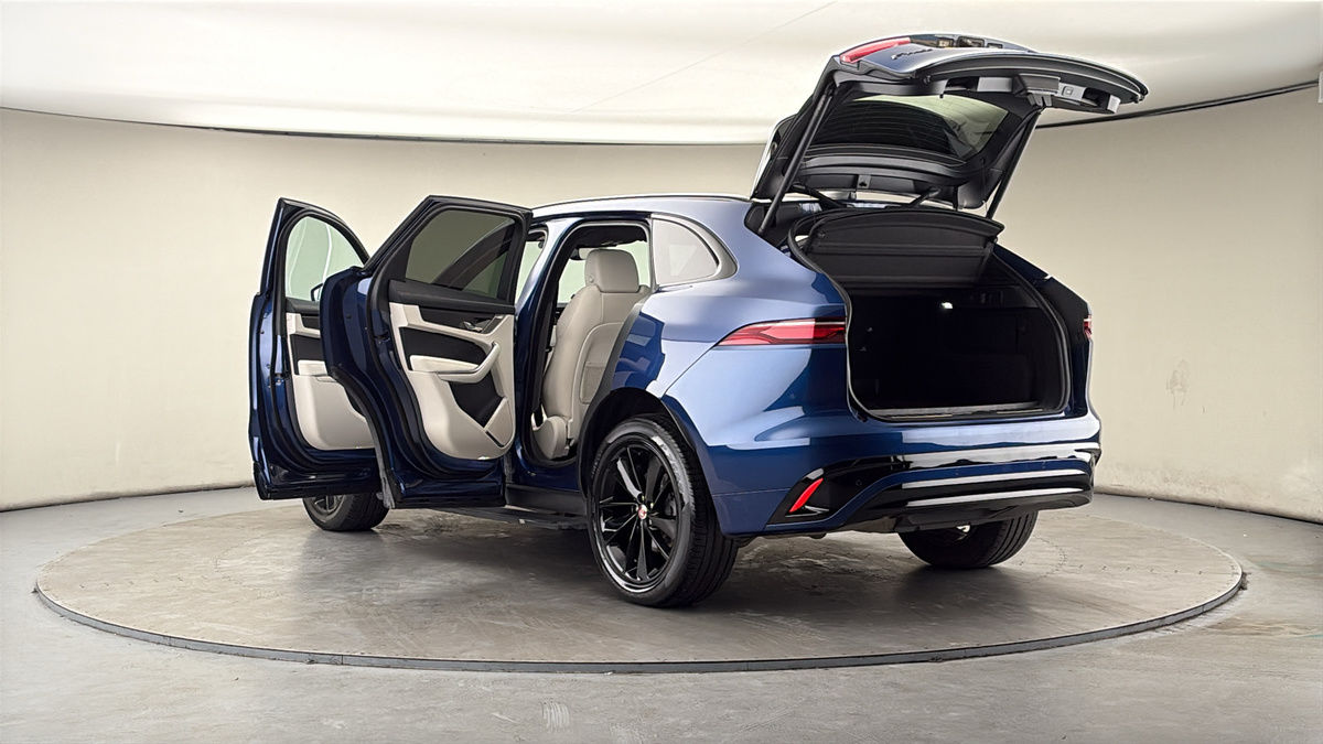 Jaguar F-PACE Image 23