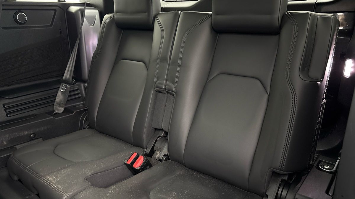 Land Rover Defender 110 Image 25