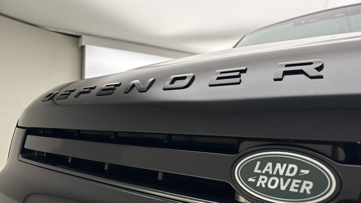 Land Rover Defender 110 Image 24