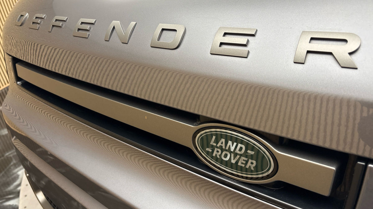 Land Rover Defender 110 Image 24