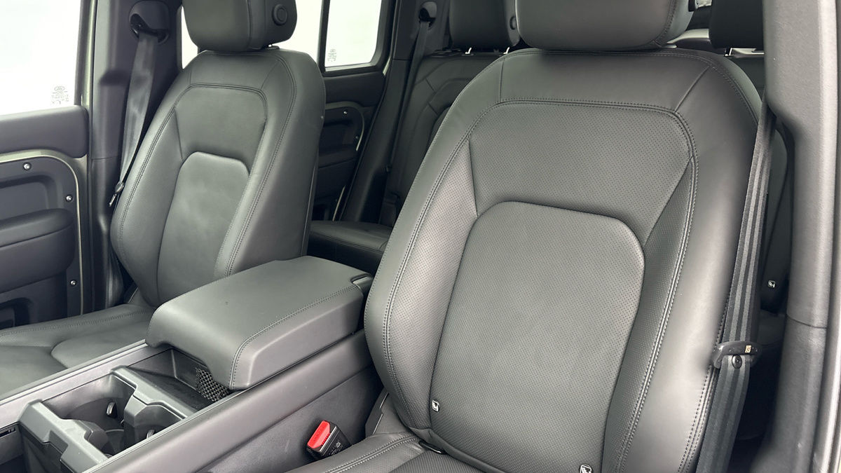 Land Rover Defender 110 Image 7