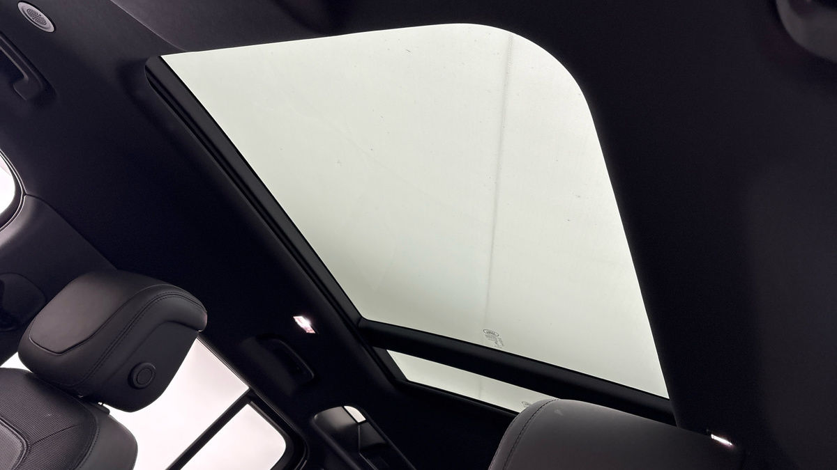 Land Rover Defender 110 Image 6