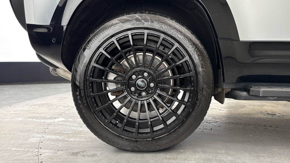 Land Rover Defender 110 Image 10