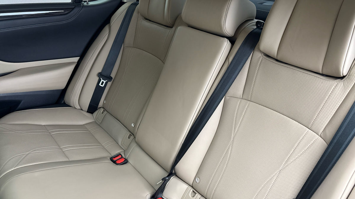 Lexus ES Image 8