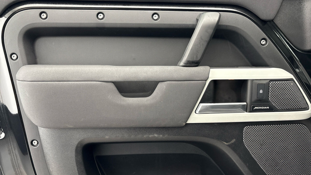 Land Rover Defender 110 Image 19