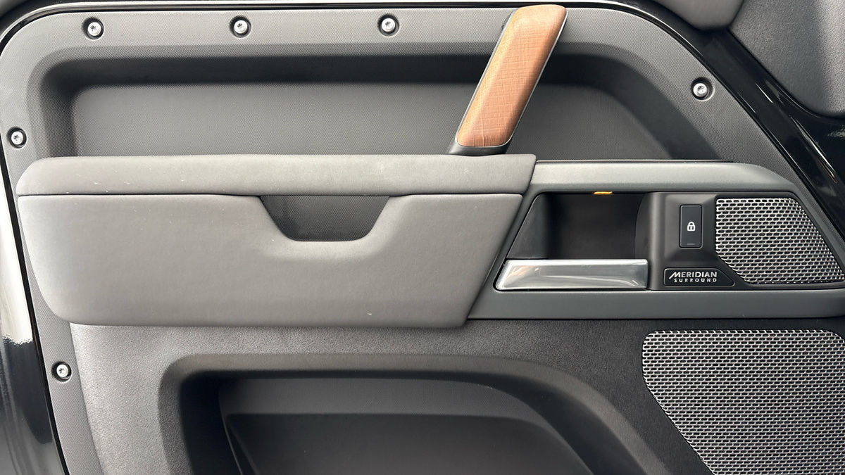 Land Rover Defender 110 Image 19