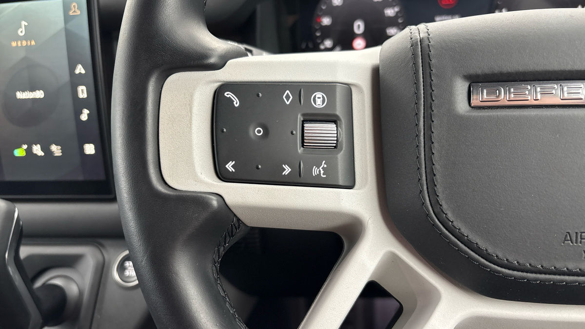 Land Rover Defender 110 Image 13