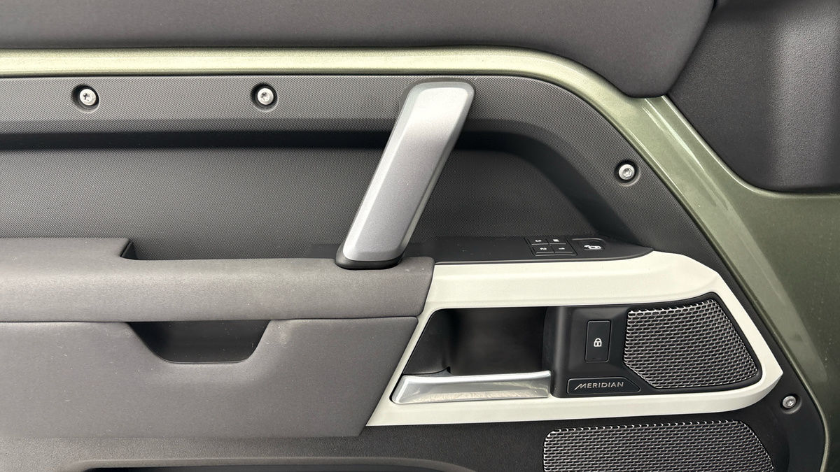 Land Rover Defender 110 Image 19