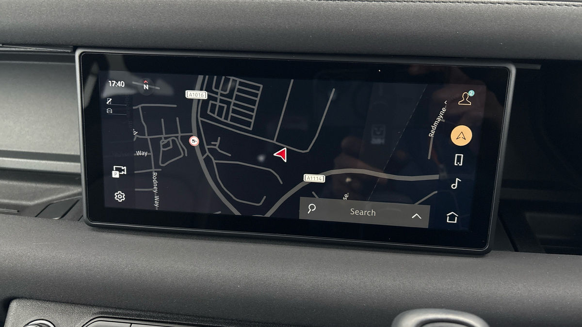 Land Rover Defender 110 Image 17