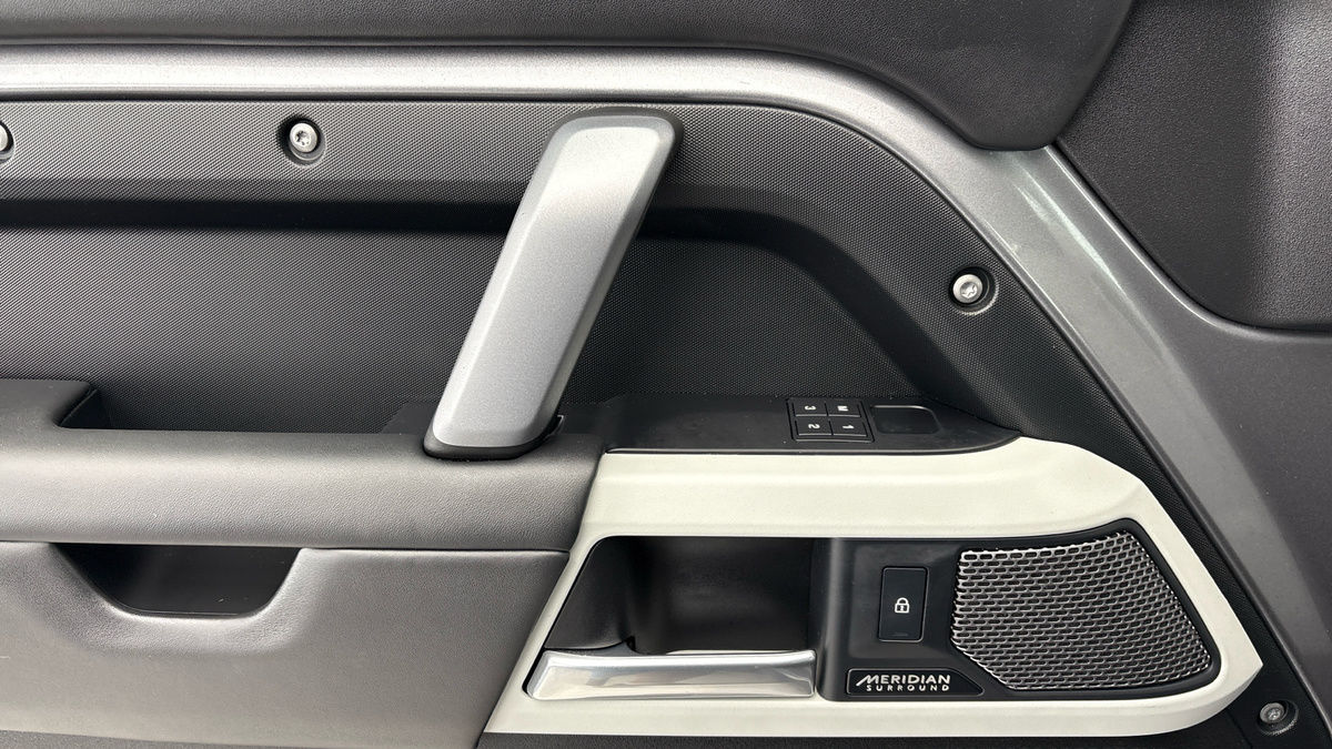 Land Rover Defender 110 Image 19