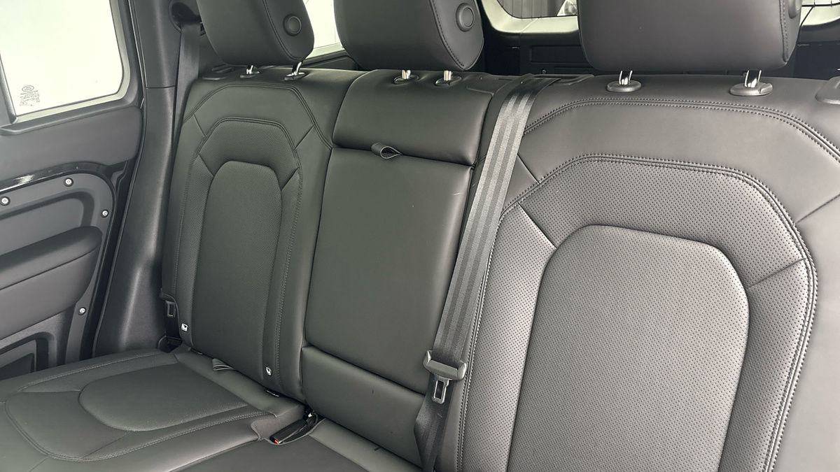 Land Rover Defender 110 Image 8