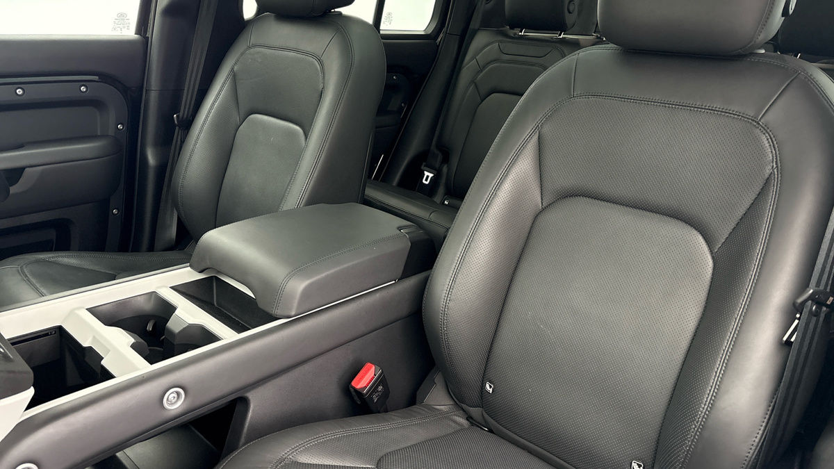 Land Rover Defender 130 Urban Image 7
