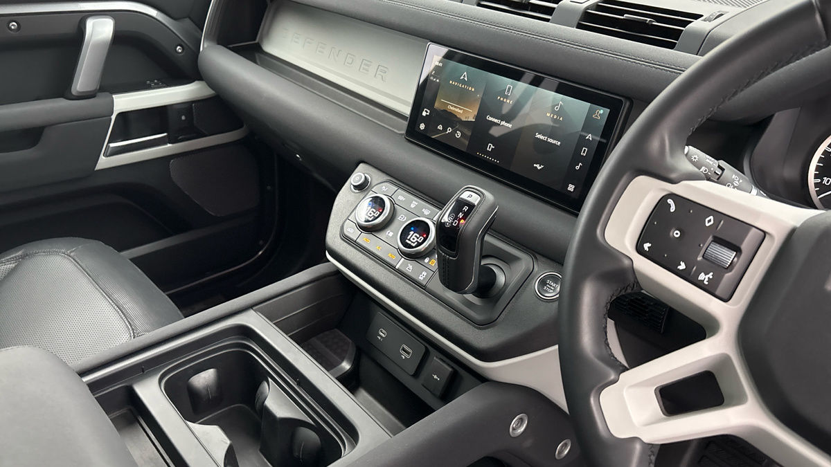 Land Rover Defender 110 Image 18