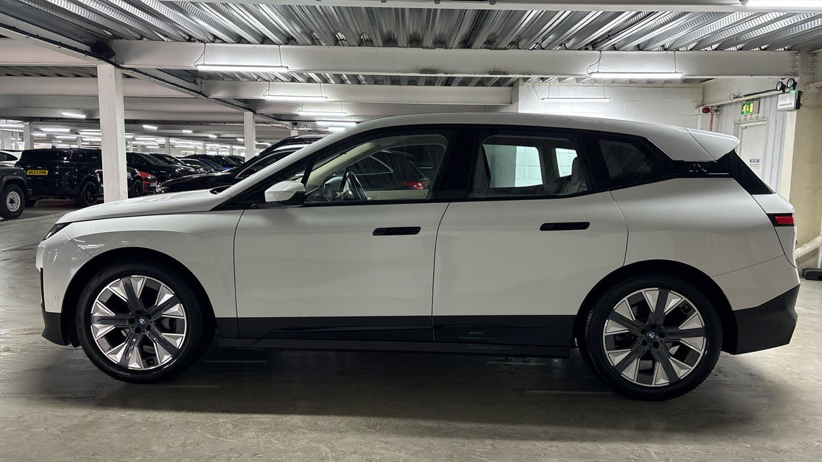 BMW iX Image 15