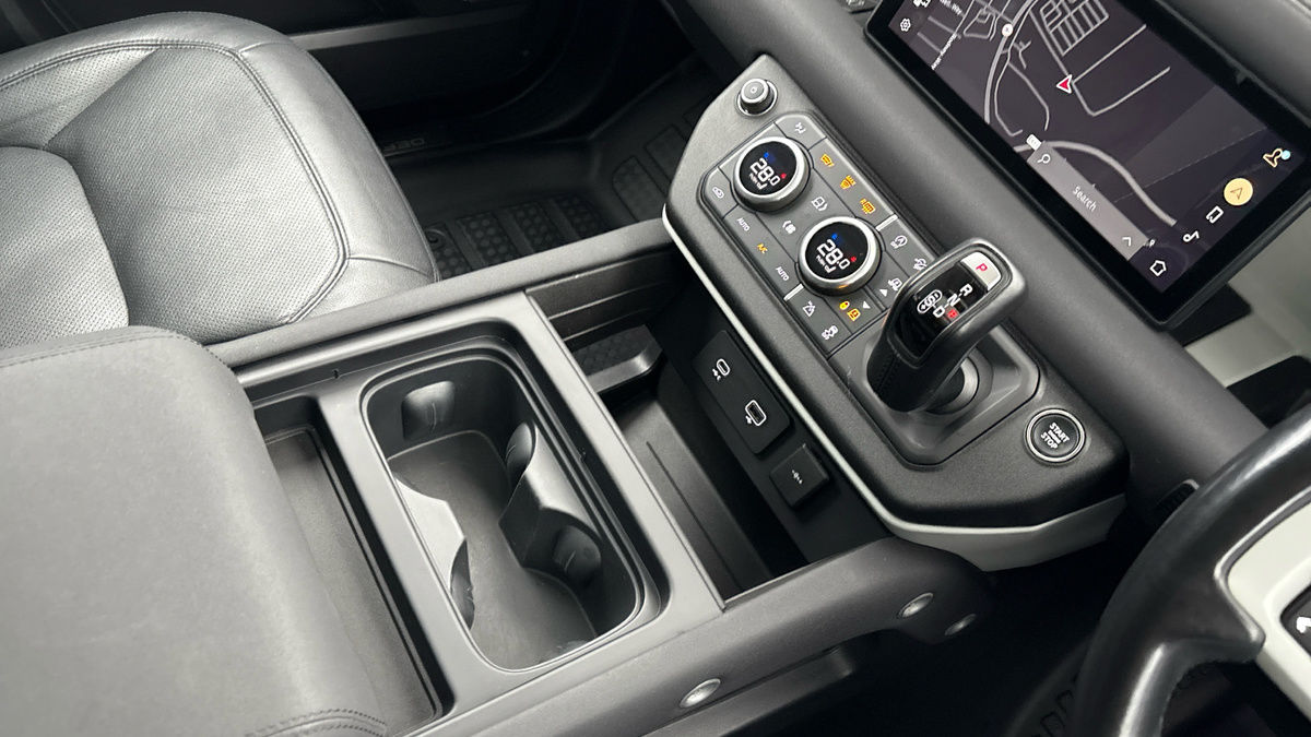 Land Rover Defender 110 Image 18