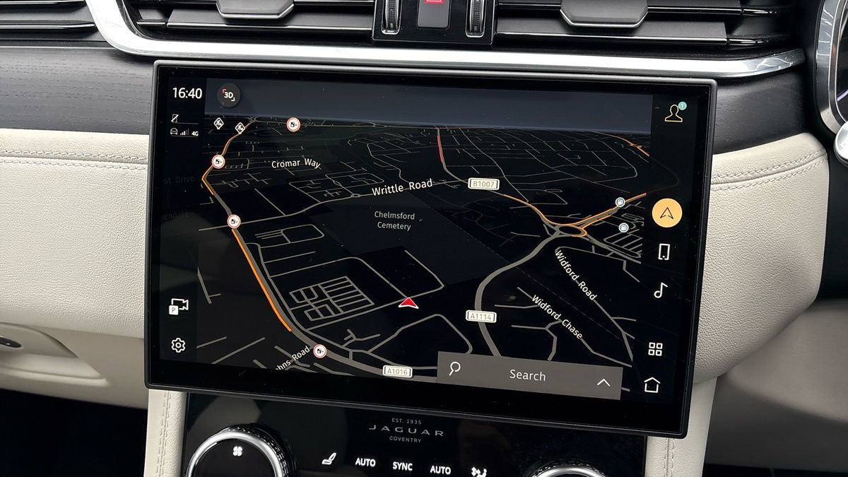 Jaguar F-PACE Image 17