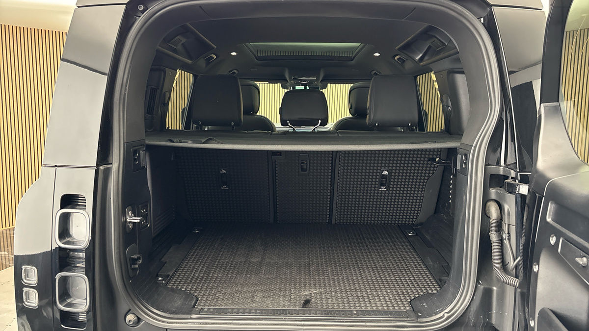 Land Rover Defender 110 Image 11