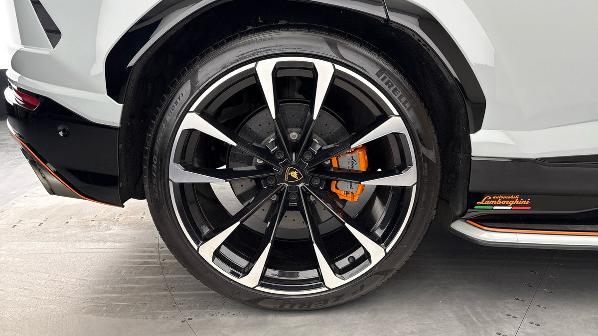 Lamborghini Urus Image 10