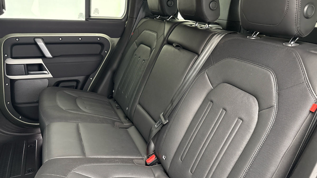 Land Rover Defender 110 Image 8