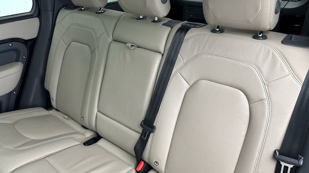 Land Rover Defender 110 Image 8