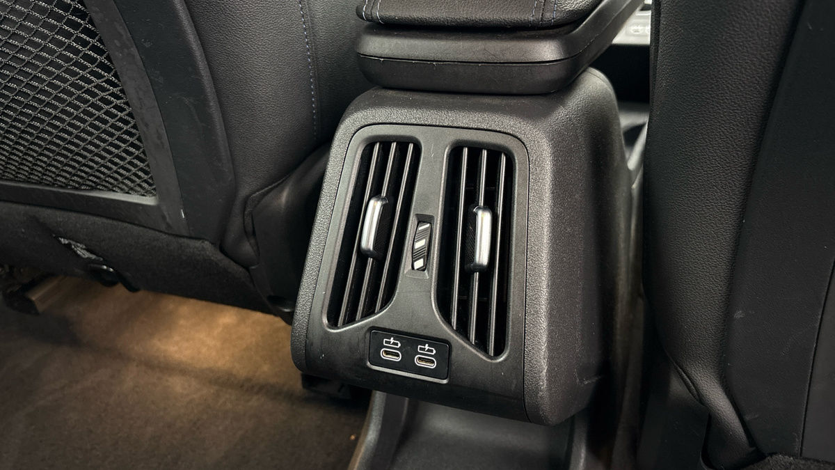 BMW iX1 Image 25