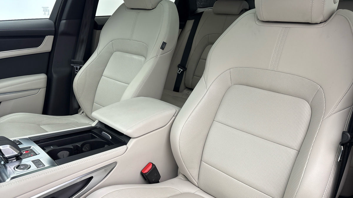 Jaguar F-PACE Image 7