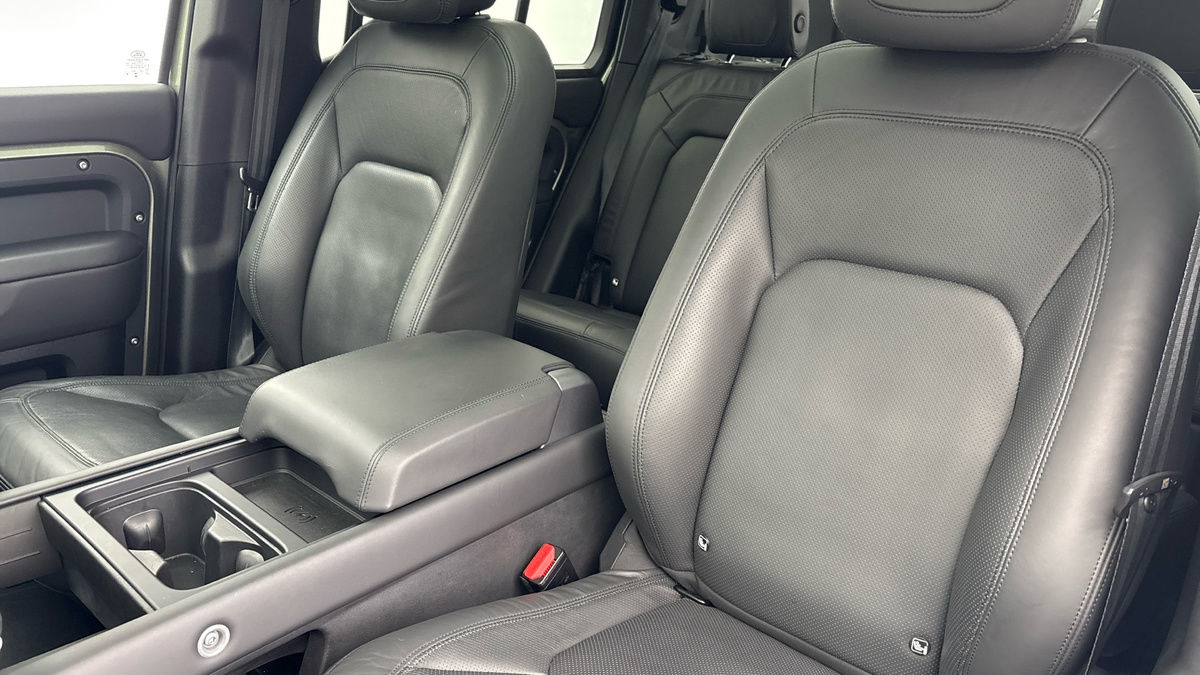Land Rover Defender 110 Image 7