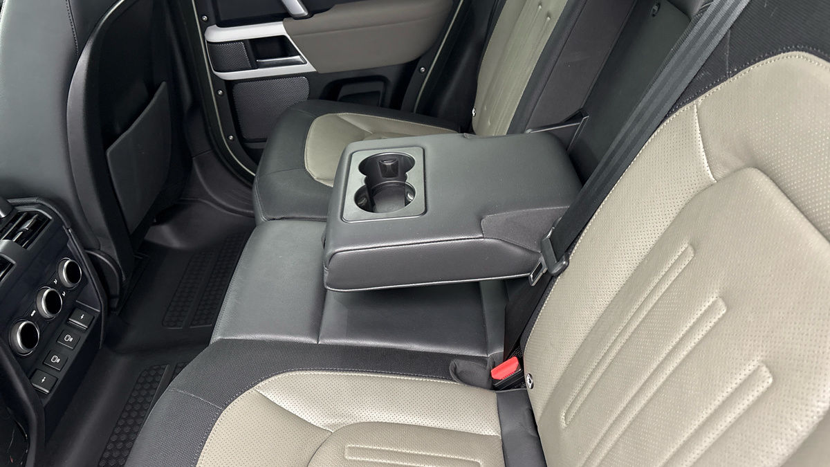 Land Rover Defender 110 Image 9