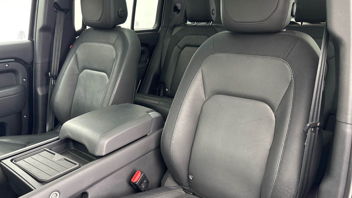 Land Rover Defender 110 Image 7