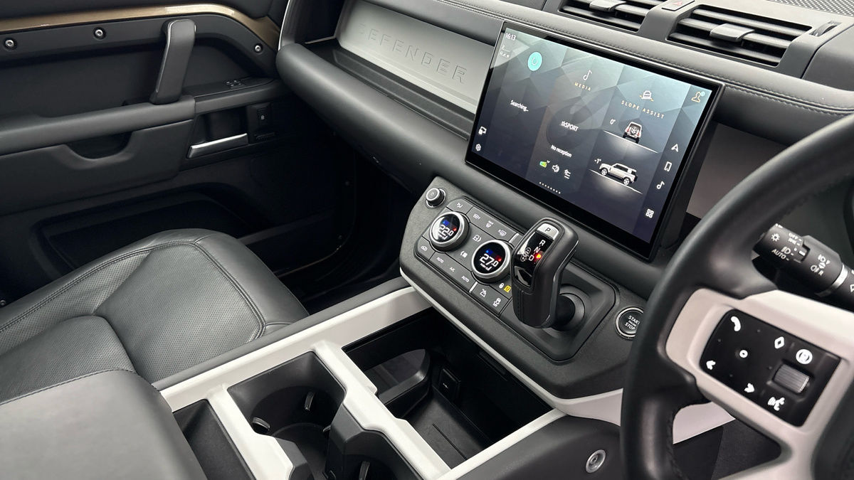 Land Rover Defender 110 Image 18
