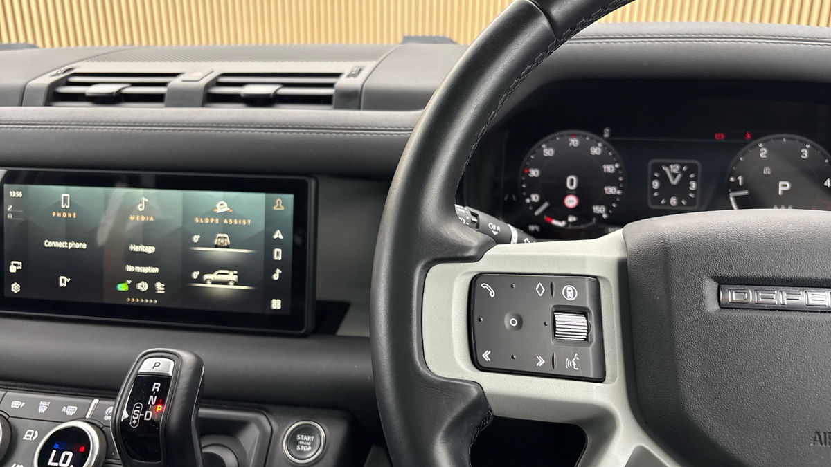 Land Rover Defender 110 Image 13
