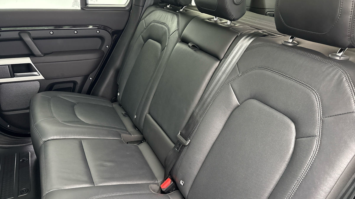 Land Rover Defender 110 Image 8