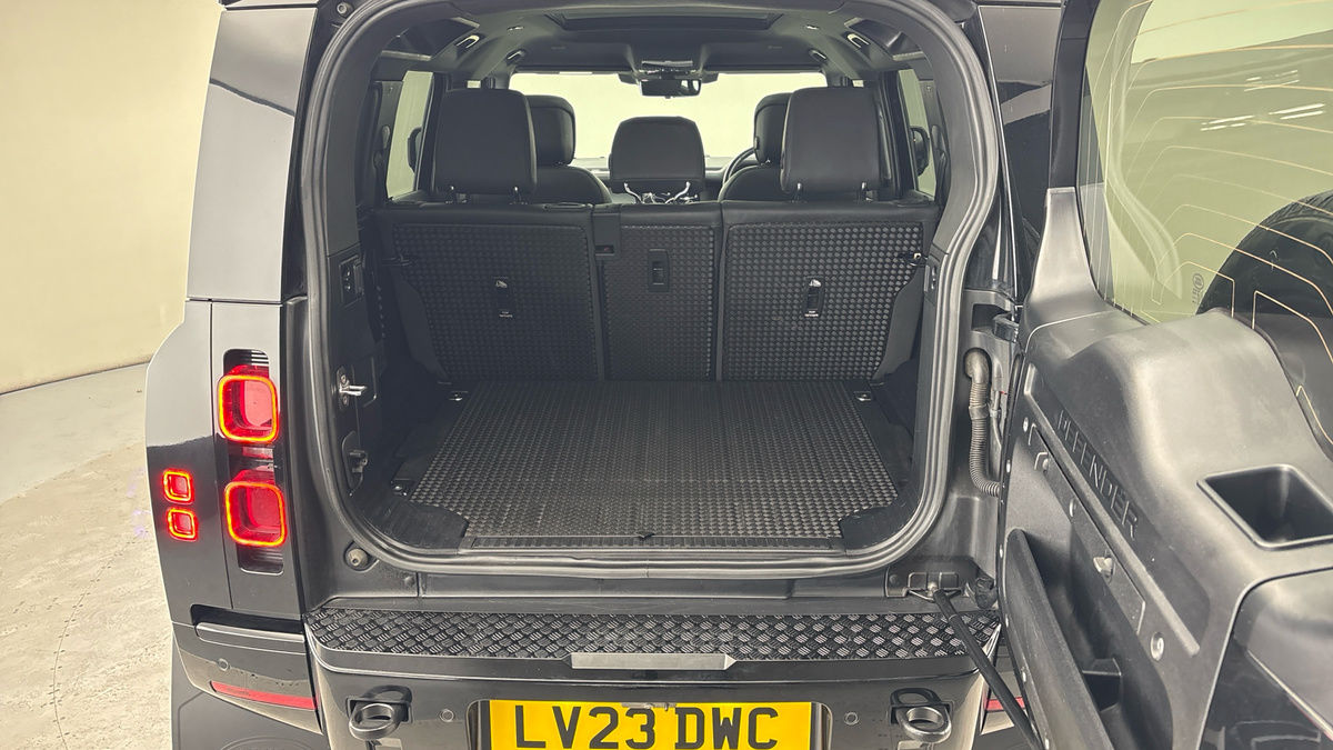 Land Rover Defender 110 Image 11