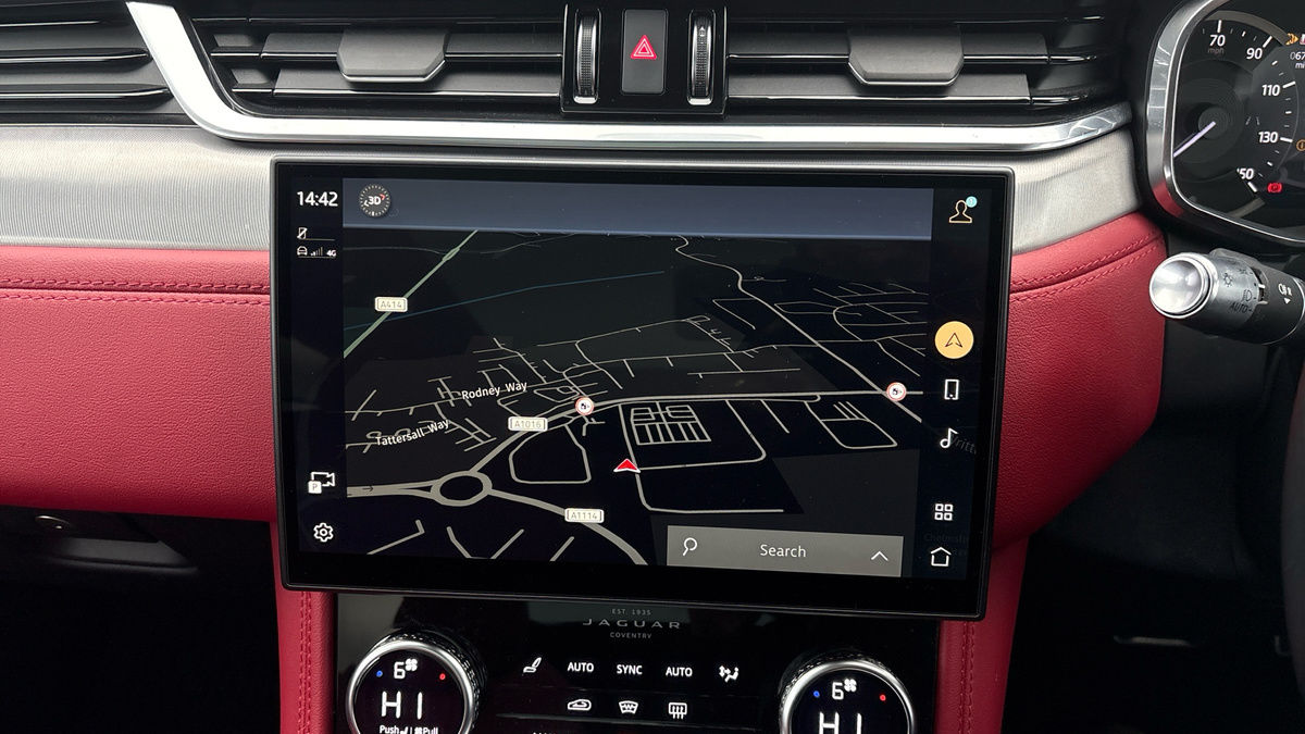 Jaguar F-PACE Image 17