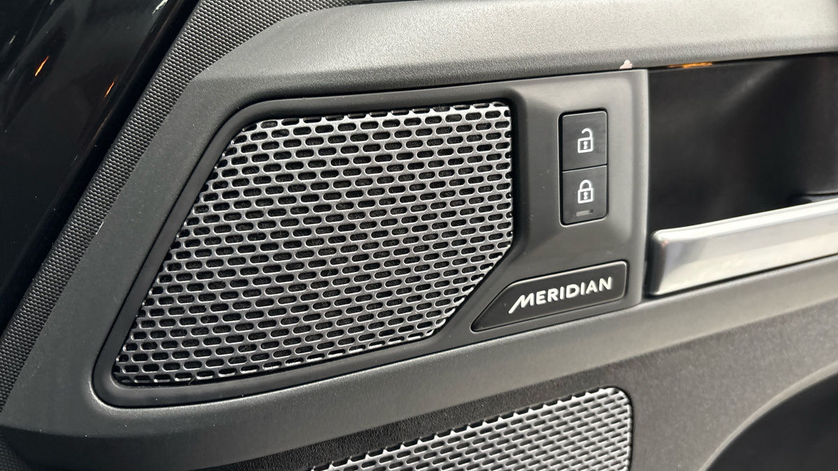 Land Rover Defender 110 Image 25