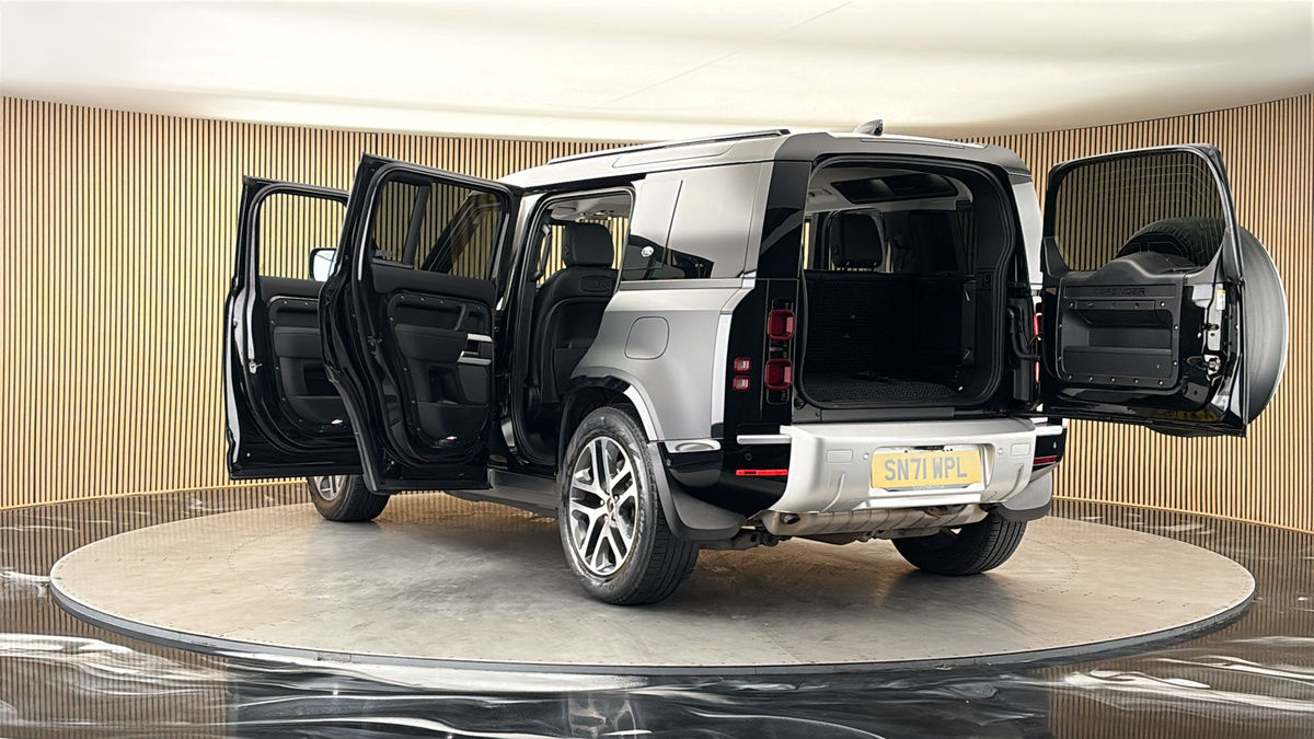 Land Rover Defender 110 Image 23