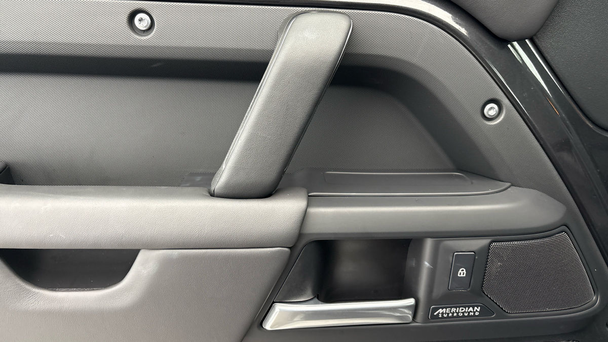 Land Rover Defender 90 Urban Image 19