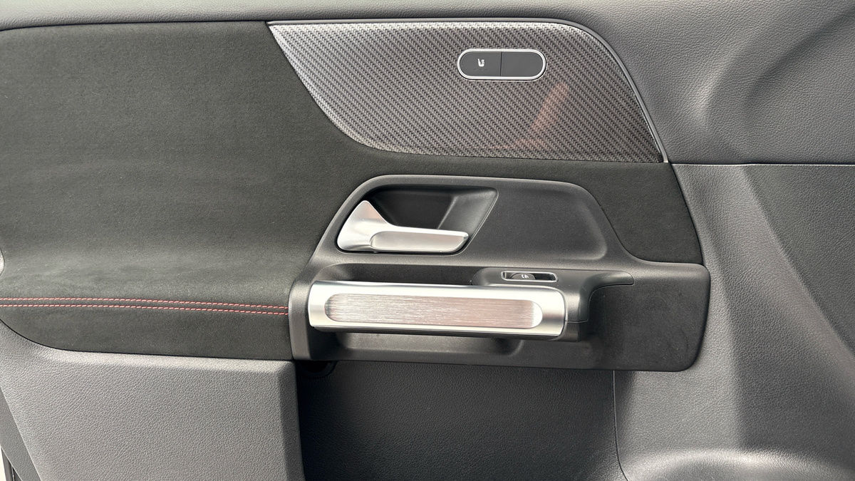 Mercedes-Benz GLB Image 19