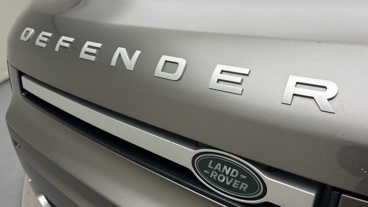 Land Rover Defender 110 Image 24