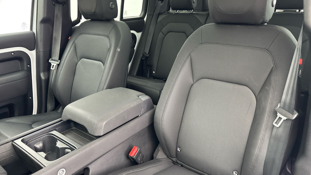 Land Rover Defender 110 Image 7