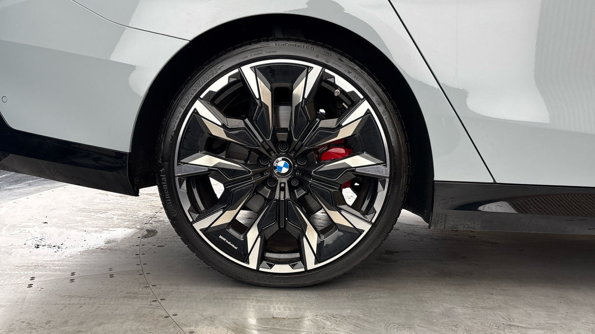 BMW 5 Series Image 10