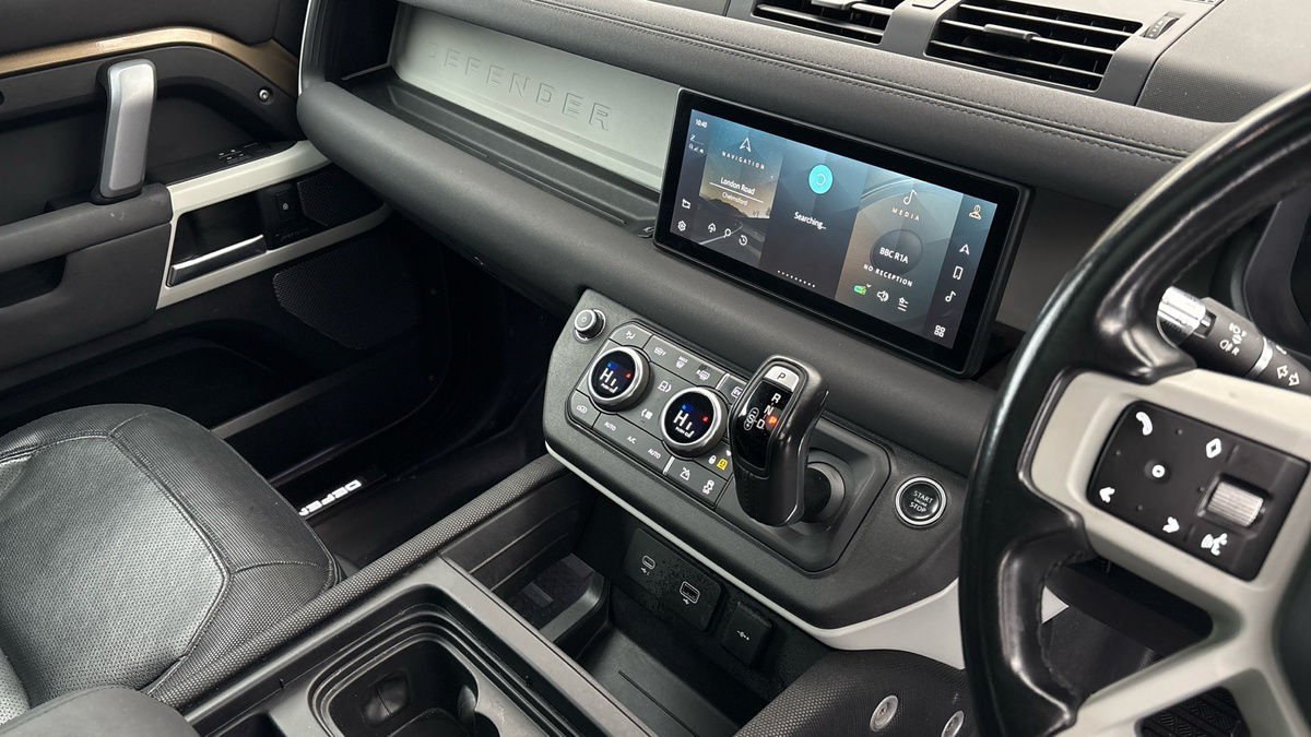 Land Rover Defender 110 Image 18