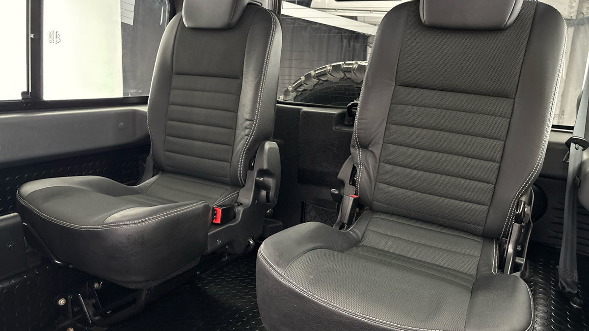 Land Rover Defender 90 Image 8