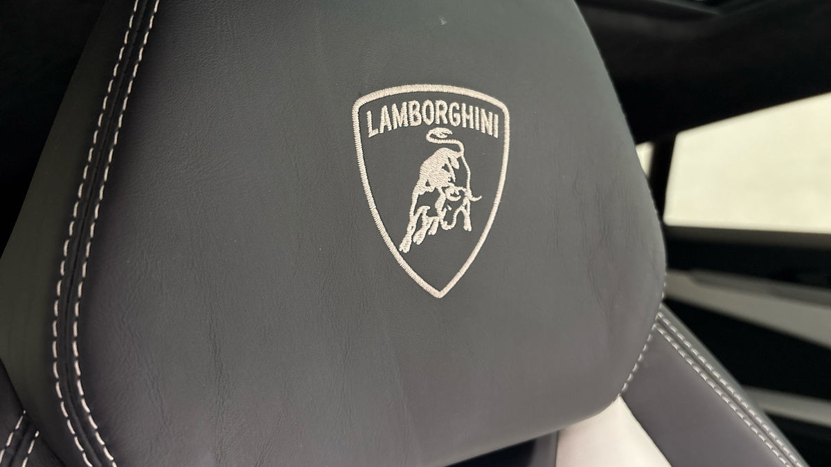 Lamborghini Urus Image 28