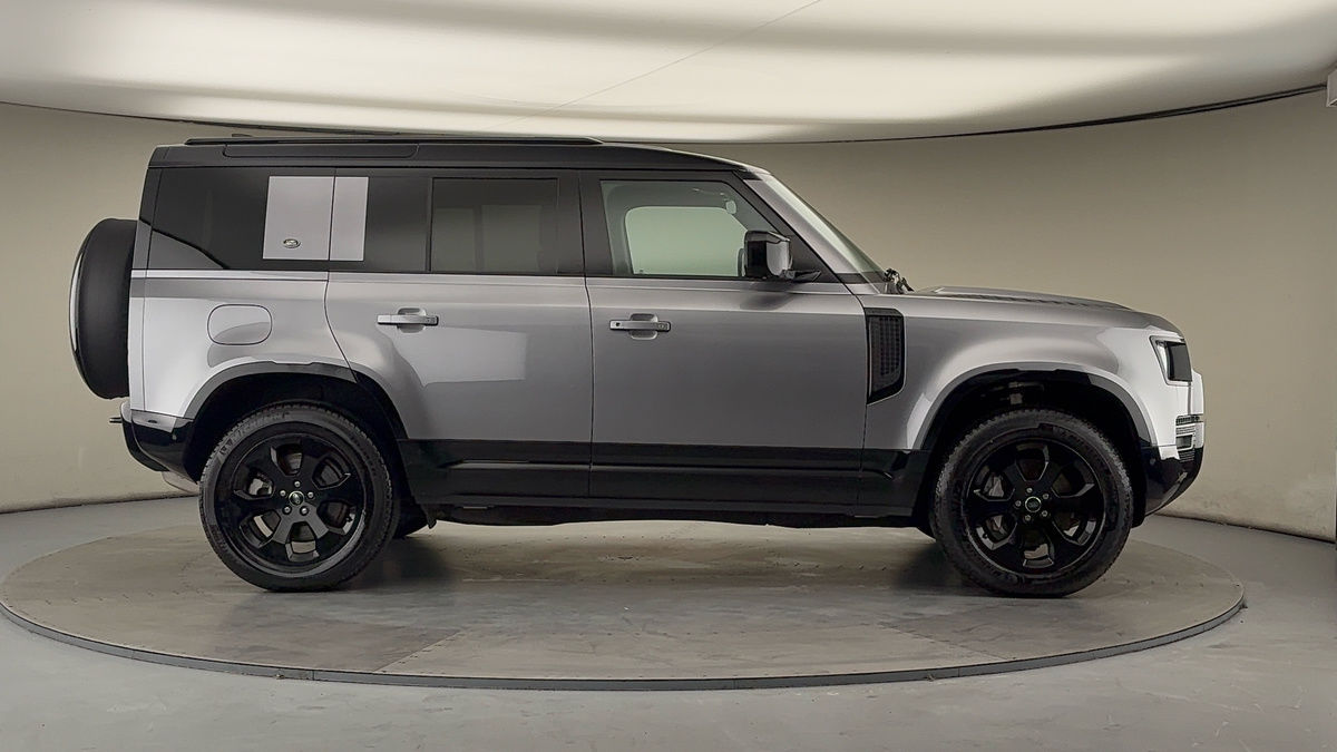 Land Rover Defender 110 Image 16