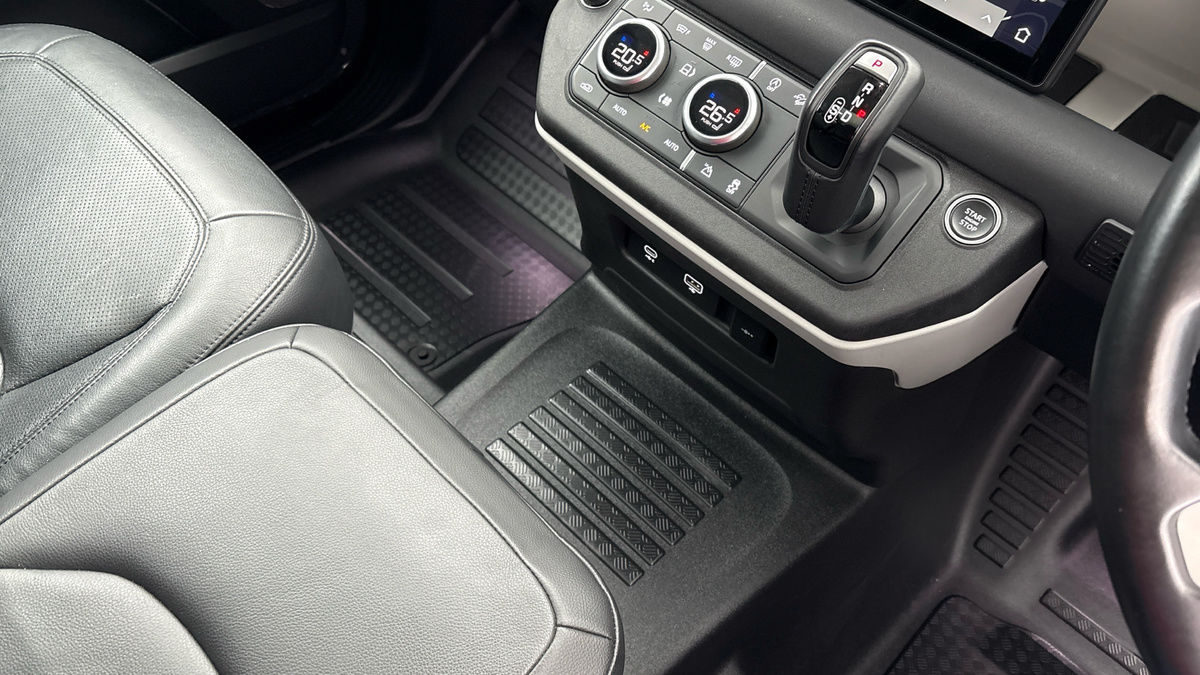 Land Rover Defender 90 Urban Image 18