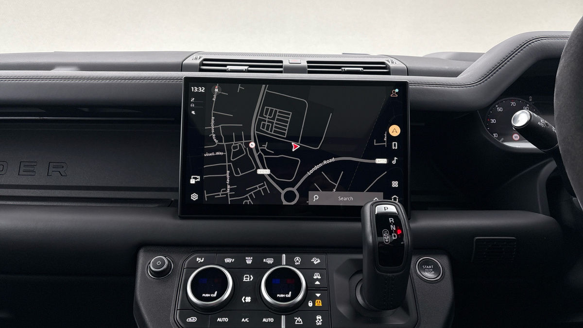 Land Rover Defender 130 Urban Image 17